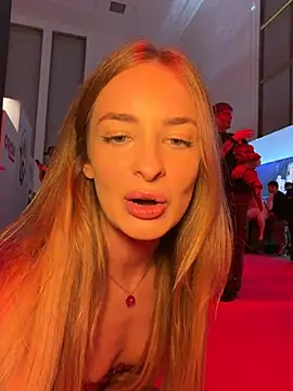 EvieEvans - LAST TIP GETS 2 PORNS WITH 50 STRANGERS