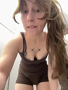 FroggyAnna - SHORTS OFF!! spread booty cheeks!