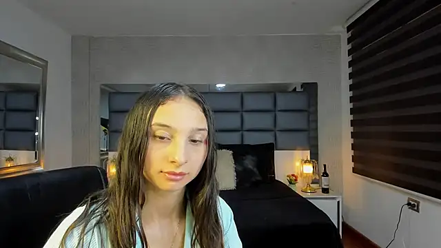 Emilia_Jonnes - Flash tits+kiss