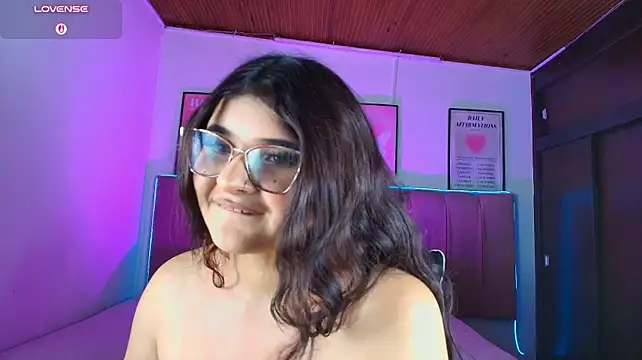 Tifanny_grey - Suck fingers