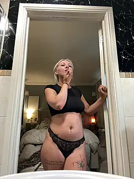 BlondieMbaddie - Sit legs open 😻