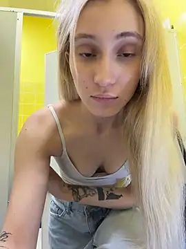 Pink_Kiss - Flash nippels near urinal