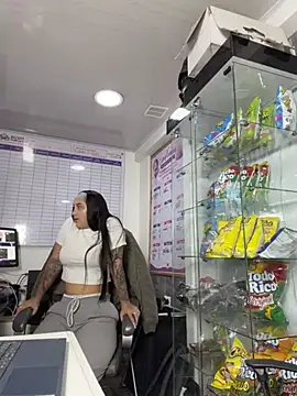 Hannahoff - Show Ass in the office?