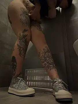 TattooGirlAlia - FUCK DIlDO in the wc