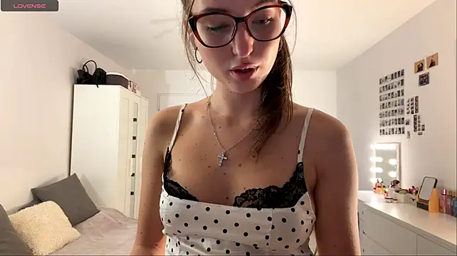 ConchitaRa - Add cream on my ass