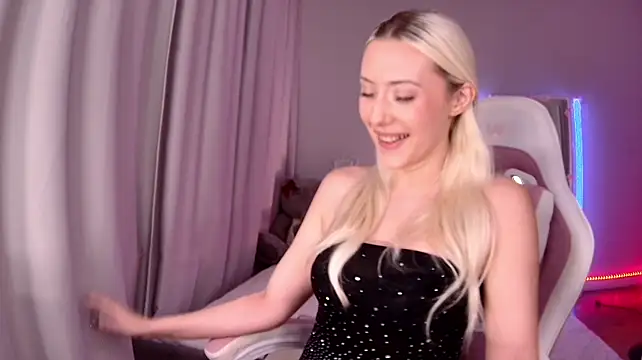 LoryWood - slow tease with tits 😋