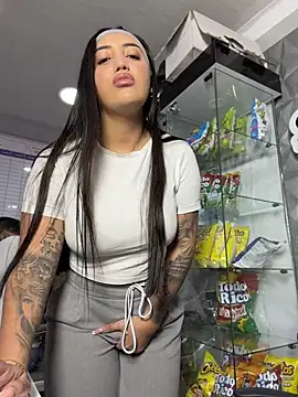 Hannahoff - Show Ass in the office?