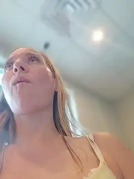 SkyelarSomer - 💃UpSkirt Pussy Flash 😻