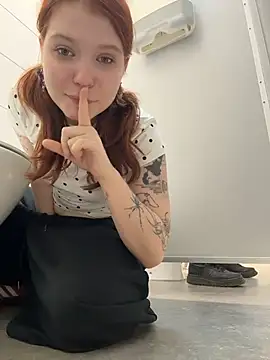Freaky__Nikki - spank my bare booty 10x times