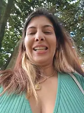Scarlett_moore - Show bra in public