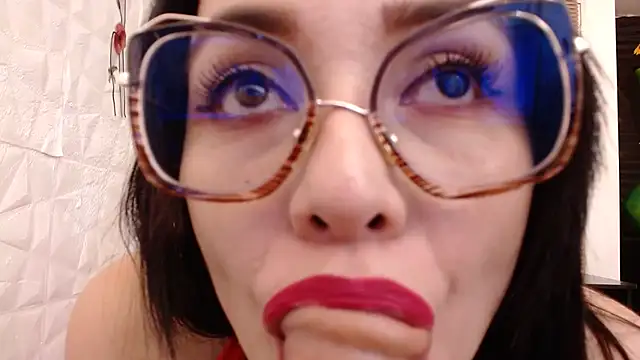 Nicolle-sky - I suck my dildo for 5 minute 😮
