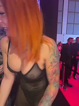 ObviouslyPeachy - Show Boobs in front of stranger