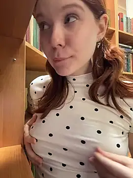 Freaky__Nikki - take off my top ;p