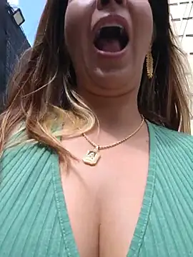 Scarlett_moore - Show bra in public
