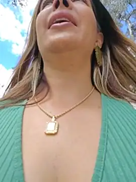 Scarlett_moore - Show bra in public