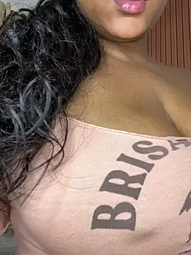 Bea3liz - Show ass with plug