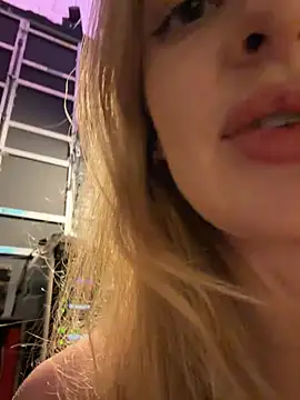 EvieEvans - LAST TIP GETS PORN WITH 50 STRANGERS