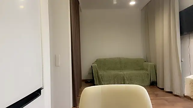 RefereedHobble - Skirt and heels show