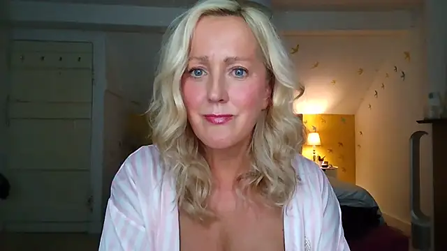 Naughtyhousewifexxx - Strip naked for 5 mins