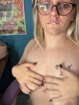 Darknaavii - flash boobs