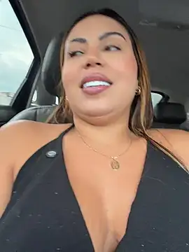 LariiHotWife - Tirar a blusa para o mecânico