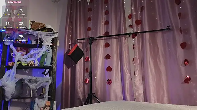 Carolina_Leep - massage my naked tits :3