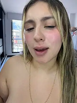 Cloee_Rainbow1 - Two fingers inside the pussy🤘🏼👀😈