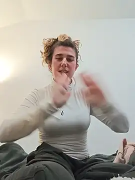 GloriaVeil - Show my boobs and make my nipples hard🍒