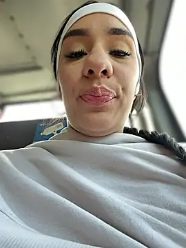 __IRIS__ - Take out my tits and play in public