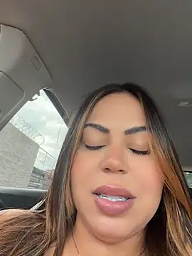 LariiHotWife - Tirar a blusa para o mecânico