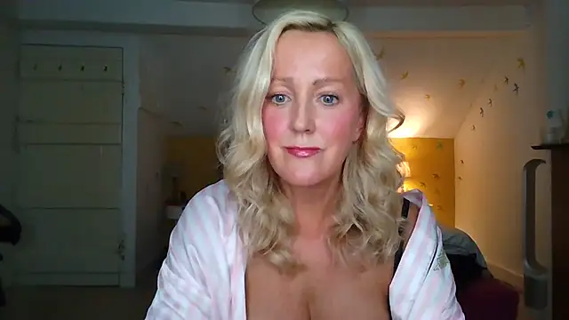 Naughtyhousewifexxx - Strip naked for 5 mins