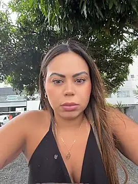 LariiHotWife - Tirar a blusa para o mecânico