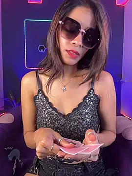 Ivy_the_goddess - TEASE ON COUCH WITH DILDO+LST TIPR 5 MIN