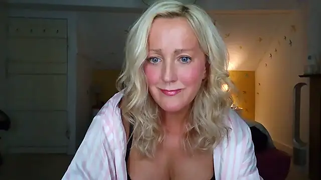 Naughtyhousewifexxx - Strip naked for 5 mins