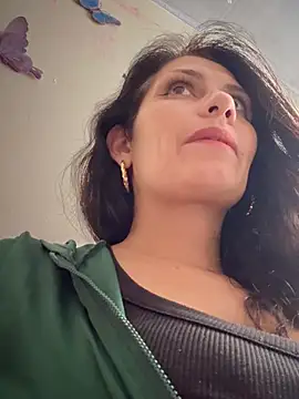 Alysson-- - Make my pussy vibrate at the nail spa