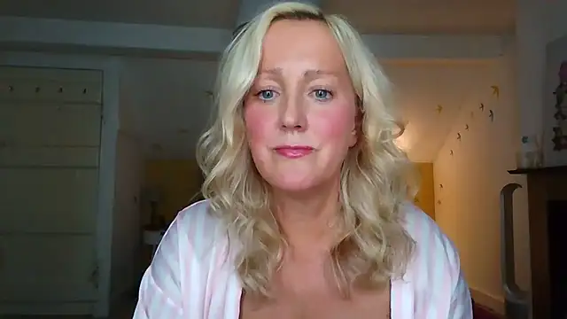 Naughtyhousewifexxx - Strip naked for 5 mins