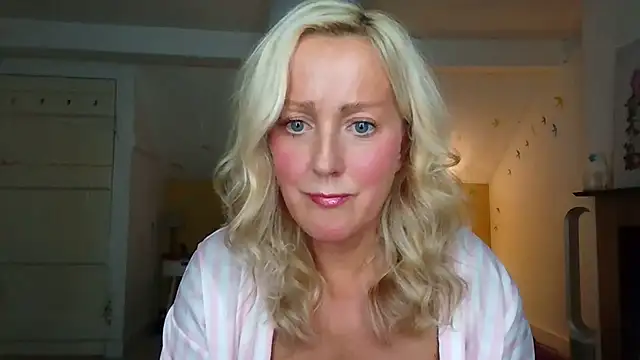 Naughtyhousewifexxx - Strip naked for 5 mins