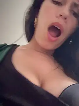 Alysson-- - Make my pussy vibrate at the nail spa