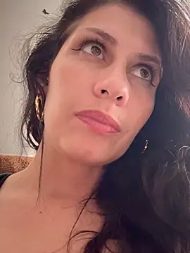 Alysson-- - Make my pussy vibrate at the nail spa
