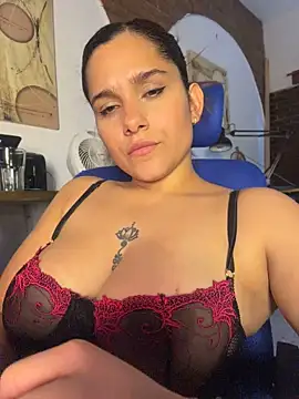 LuciaLatina - Naked I play with my dildo🥵