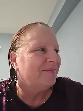 CanadianQueen1973 - Show full boobs