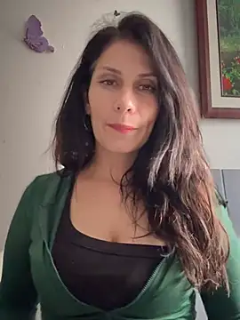 Alysson-- - Make my pussy vibrate at the nail spa