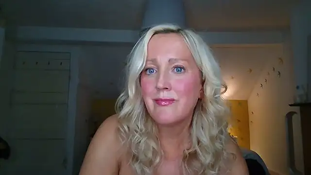 Naughtyhousewifexxx - Pussy Play 5 Mins
