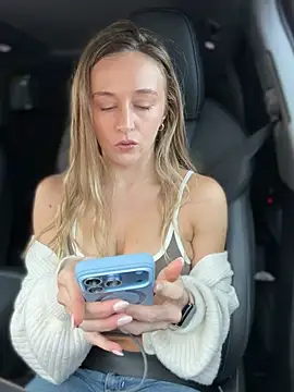 Lunagirl13 - wearing panties only 🤭