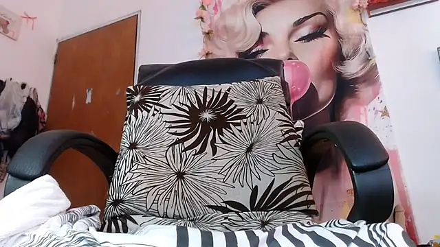 Sexy-Favgirl - 4 fingers in my pussy for you