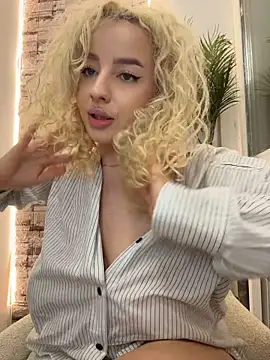 CurlyDaisy - make me feel you