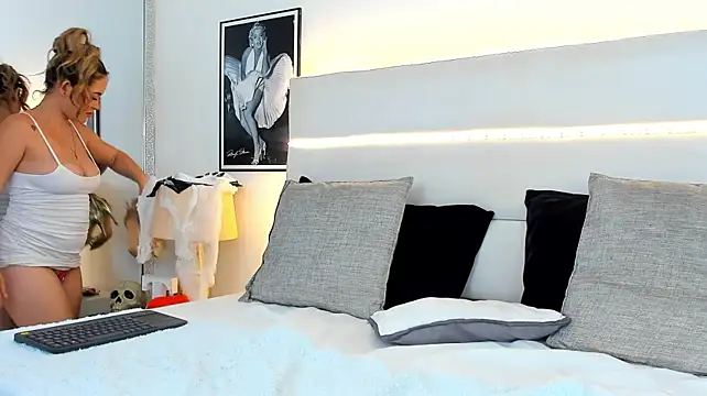 TaylorEvanss - Slide your cock between my tits🚨
