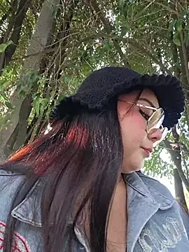 Julieth88_ - Take off your shorts + rub my clit RISKY