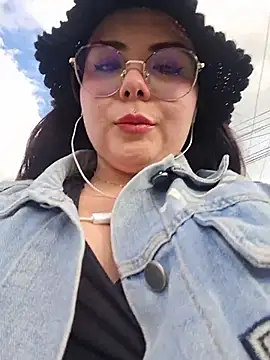 Julieth88_ - Take off your shorts + rub my clit RISKY