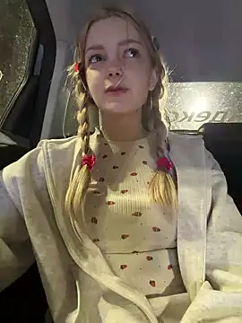 Elsawhere - doggy pose in taxi 🍑🙈